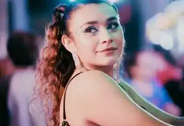 ¿Hay opciones de comida y bebida en Centro Moda Orihuela?