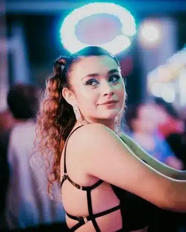 ¿Hay opciones de comida y bebida en Centro Moda Orihuela?